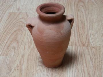 Decoratief amfoortje van rood aardewerk, 15cm hoog beschikbaar voor biedingen