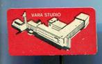 VARA studio blik omroep speldje ( V_063 ), Verzamelen, Speldjes, Pins en Buttons, Verzenden, Zo goed als nieuw, Merk, Speldje of Pin