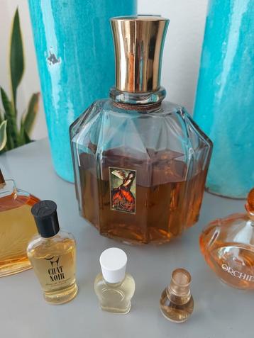 Lot parfum flesje/ grote Maja fles beschikbaar voor biedingen