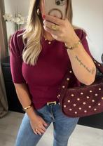 Tyra Suede Handtas met Goudkleurige Studs | Bordeaux, Ophalen of Verzenden, Nieuw, Rood, Handtas