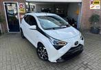 Toyota Aygo 1.0 VVT-i X-PLAY AUTOMAAT|CARPLAY/CAMERA | TEAM/, Auto's, Toyota, Gebruikt, 4 stoelen, Wit, Bedrijf