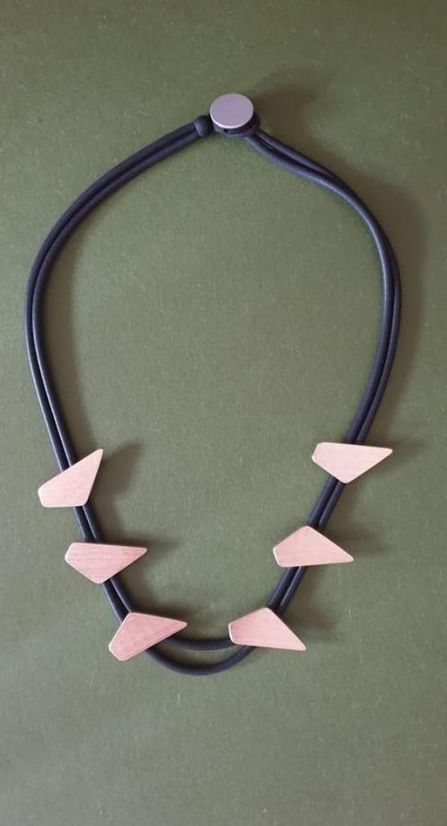 Zwart Rubber en goudkleurige aluminium ketting 65 cm nr.2, Sieraden, Tassen en Uiterlijk, Kettingen, Nieuw, Kunststof, Zwart, Verzenden