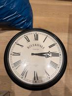 Riverdale klok, Huis en Inrichting, Woonaccessoires | Klokken, Ophalen, Gebruikt, Wandklok
