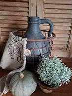 Grote kruik in roestige ijzeren mand, Ophalen, Zo goed als nieuw