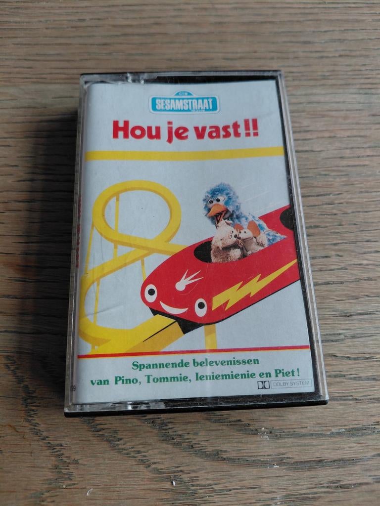 Sesamstraat – Hou Je Vast cassettebandje., Cd's en Dvd's, Cassettebandjes, Gebruikt, Kinderen en Jeugd, 1 bandje, Ophalen of Verzenden