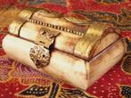 Mooi oud kistje uit Pakistan van been en koper 7,9 cm.