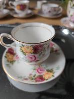 2 x kopjes met bloemen balmoral castle bone china, Ophalen, Zo goed als nieuw, Kop en/of schotel
