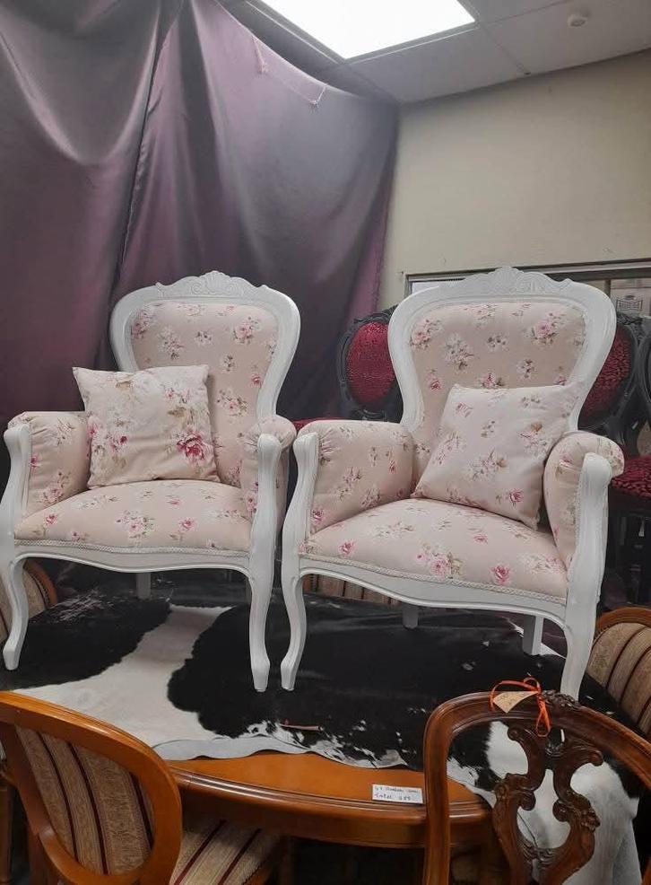 2 x dezelfde brocante fauteuils opnieuw gestoffeerd 250.00 p, Antiek en Kunst, Antiek | Meubels | Stoelen en Banken, Ophalen of Verzenden