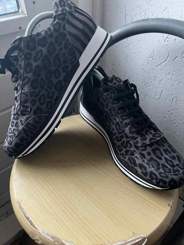 Leuke sneakers met luipaardprint beschikbaar voor biedingen