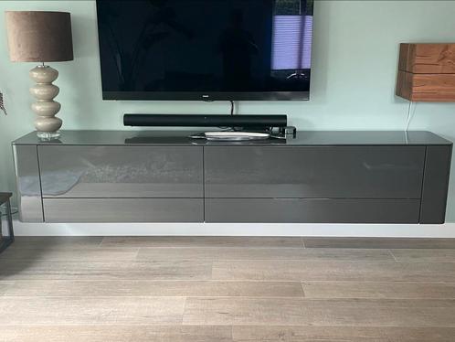 Hulsta Gentis wandkast grijs en noten, Huis en Inrichting, Kasten | Wandmeubels, Zo goed als nieuw, 100 tot 150 cm, 300 cm of meer
