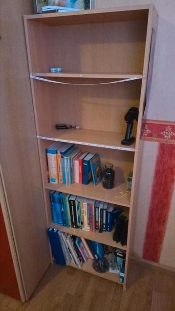 Boekenkastje 170x61x25cm beschikbaar voor biedingen