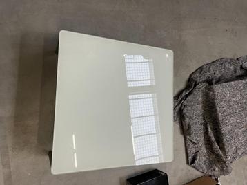glazen tafel beschikbaar voor biedingen