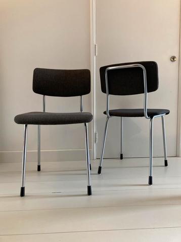 Twee buisframe stoelen met stoffen zitting en rugleuning beschikbaar voor biedingen