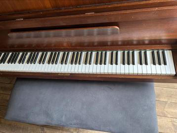 Hubfeld piano met bankje beschikbaar voor biedingen