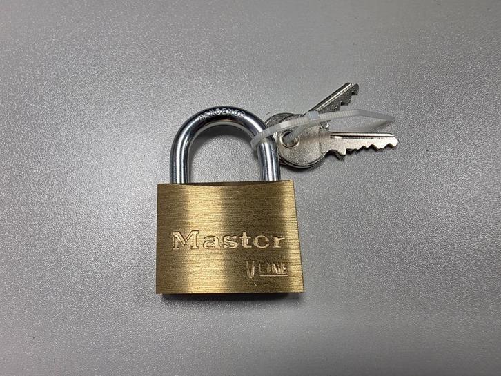 Hangslot Master Vline 50mm, Doe-het-zelf en Verbouw, Hang- en Sluitwerk, Zo goed als nieuw, Slot, Koper of Messing, Ophalen of Verzenden