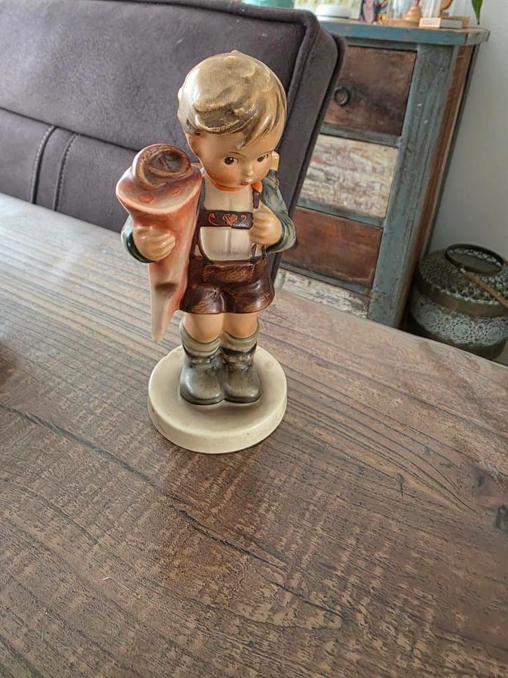 Hummel Beeldje - Schooljongen met Schooltas, Antiek en Kunst, Antiek | Keramiek en Aardewerk, Ophalen