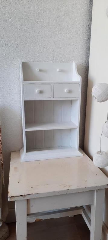 Wit kastje hangkastje brocante beschikbaar voor biedingen