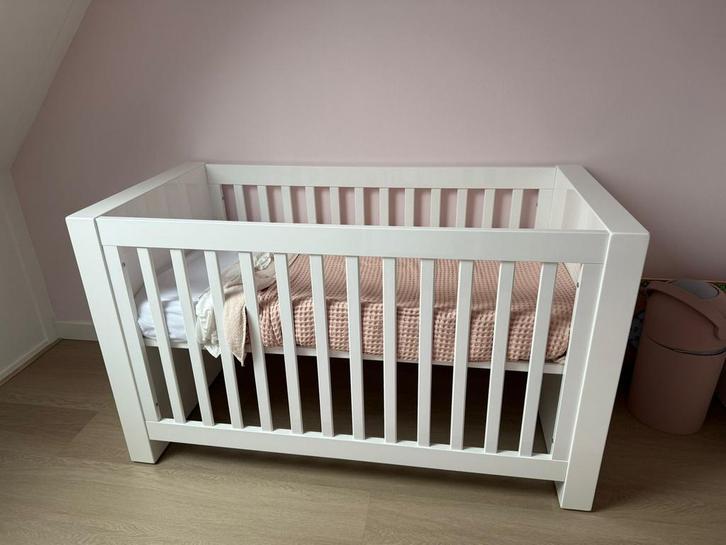 Babybed van Kidsmill  Alaska hoogglans wit, Kinderen en Baby's, Kinderkamer | Complete kinderkamers, Zo goed als nieuw, Jongetje of Meisje