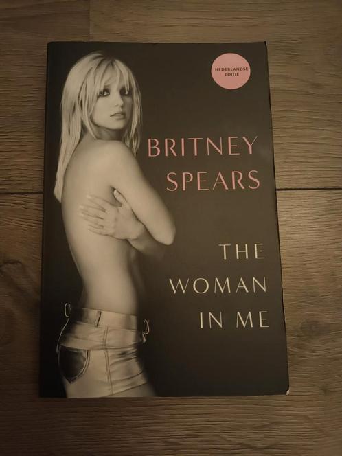 Britney Spears - The Woman in Me - Nederlandse editie, Boeken, Biografieën, Zo goed als nieuw, Ophalen of Verzenden