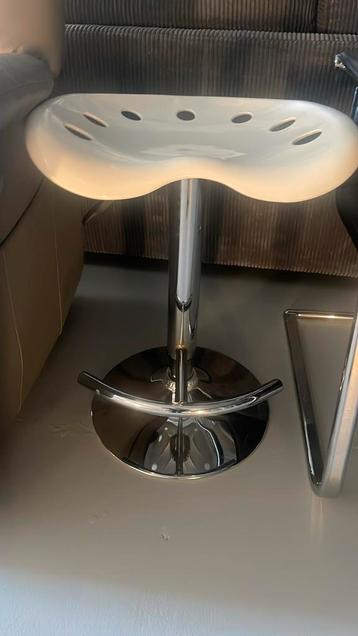 In hoogte verstelbare kruk beschikbaar voor biedingen