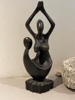 Gestyleerd vintage houten beeld. Moeder met kind. Afrika., Ophalen