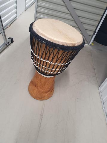 Grote Djembe, met lange aanspanrope. beschikbaar voor biedingen