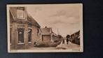 Koudum Friesland Zicht op de Beukelaan met Volk, Verzamelen, Ansichtkaarten | Nederland, Ophalen of Verzenden, 1940 tot 1960, Gelopen