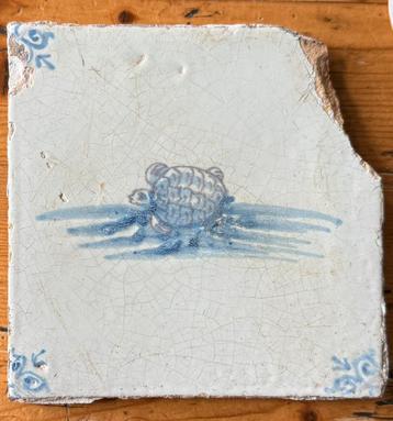 Zeldzame antieke tegel met een schildpad 2e helft 17e eeuw beschikbaar voor biedingen