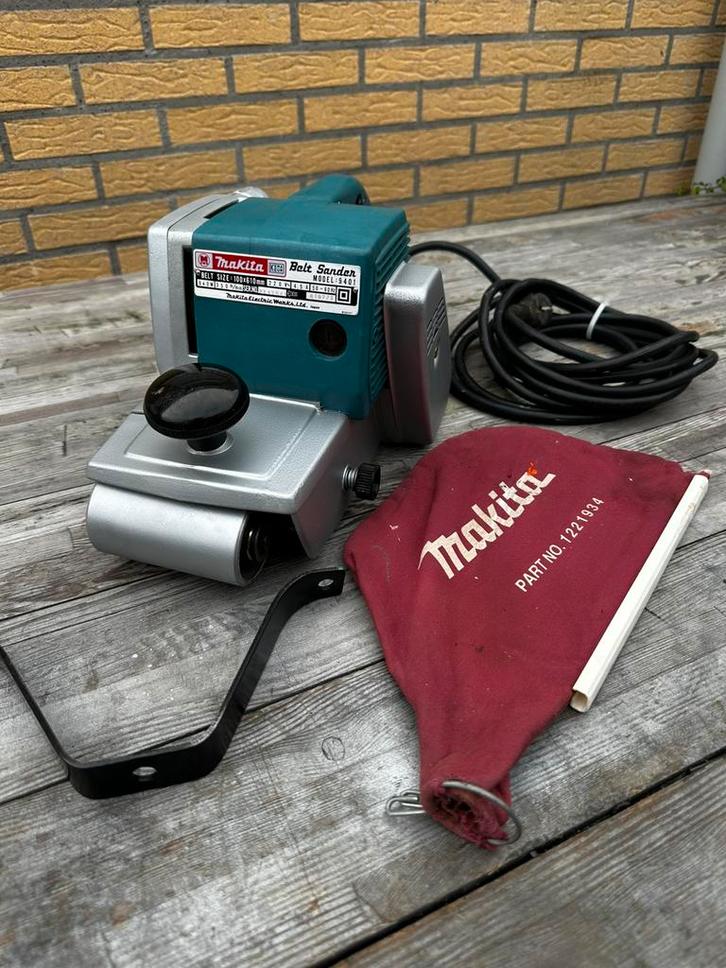 Makita 9401 bandschuurmachine, Doe-het-zelf en Verbouw, Gereedschap | Schuurmachines, Zo goed als nieuw, Bandschuurmachine, 600 tot 1200 watt