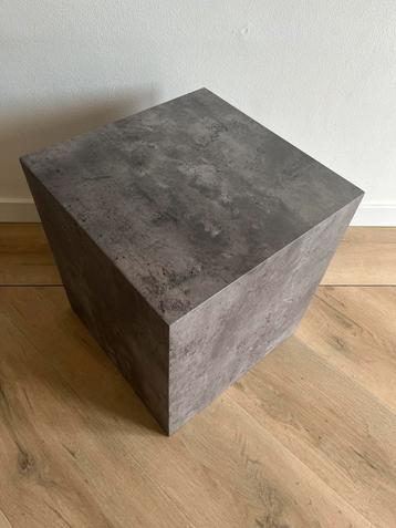 Houten bijzettafel ZGAN beschikbaar voor biedingen