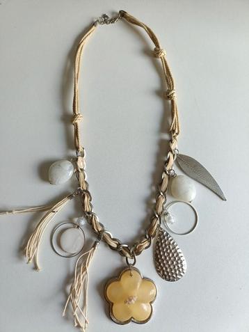 ketting crèmekleurig met hangers  beschikbaar voor biedingen