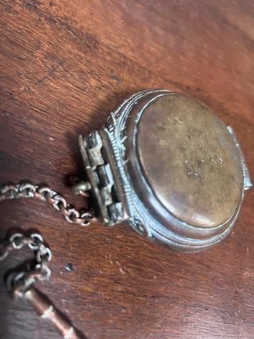 Antieke Bronzen Betelnoot Kalkdoos beschikbaar voor biedingen