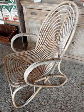 Rotan set stoel en tafeltje beschikbaar voor biedingen