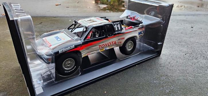 1:18 Toyota Trophy Truck #11 AutoArt, Hobby en Vrije tijd, Modelauto's | 1:18, Nieuw, Auto, Autoart, Ophalen of Verzenden