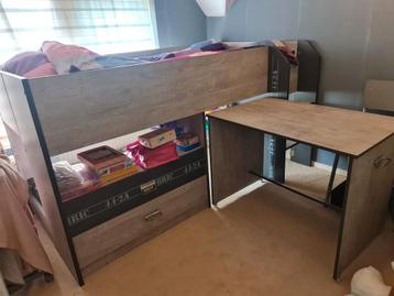 Mooie kinderbed met bureau. beschikbaar voor biedingen