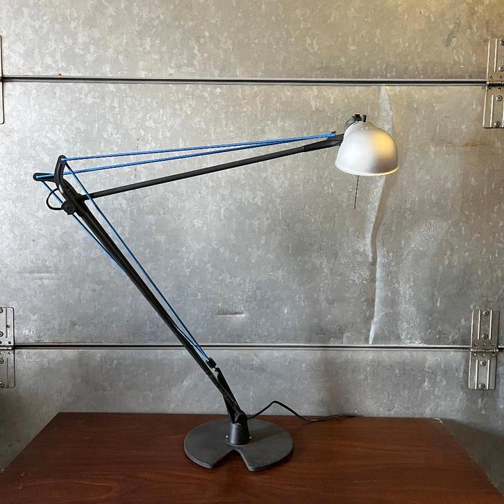 OPRUIMING Jaren 80 90 post modern lamp Cricket door Artemide, Huis en Inrichting, Lampen | Tafellampen, Gebruikt, 75 cm of meer