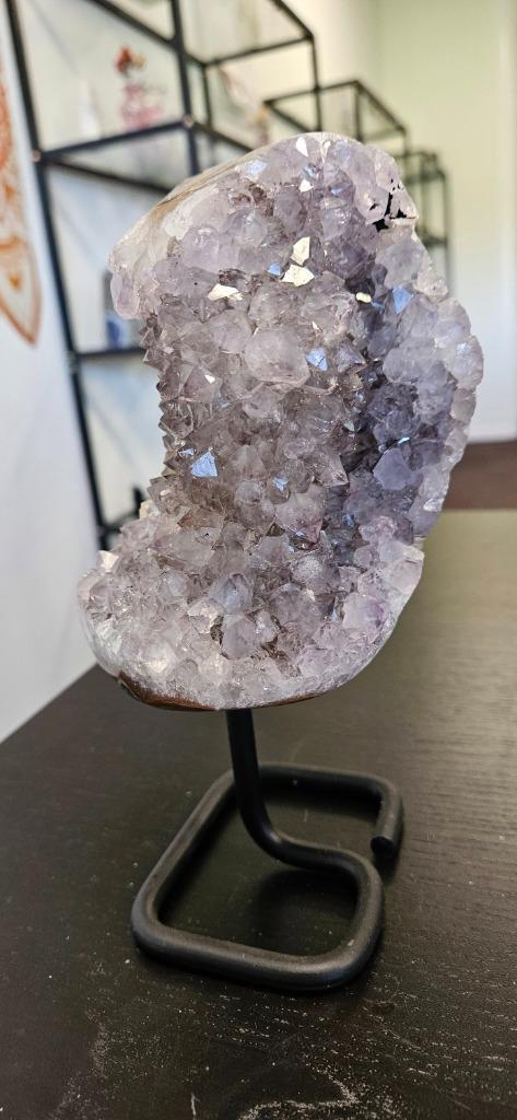 amethist op standaard weinig moedergesteente, Verzamelen, Mineralen en Fossielen, Mineraal, Ophalen of Verzenden