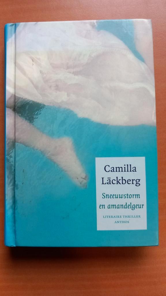 Camilla Läckberg - Sneeuwstorm en amandelgeur, Boeken, Thrillers, Zo goed als nieuw, Ophalen of Verzenden