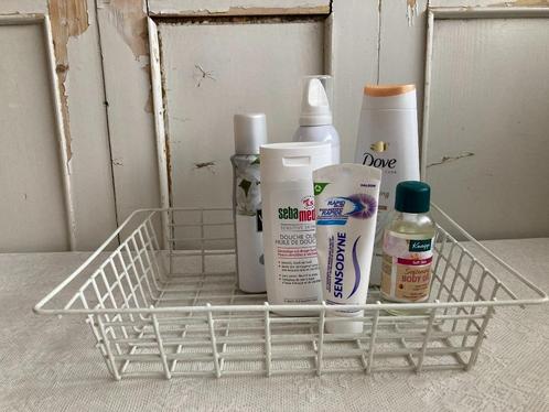 Brocante wit draadmandje - rekje - badkamermandje, Huis en Inrichting, Badkamer | Badtextiel en Accessoires, Gebruikt, Overige typen