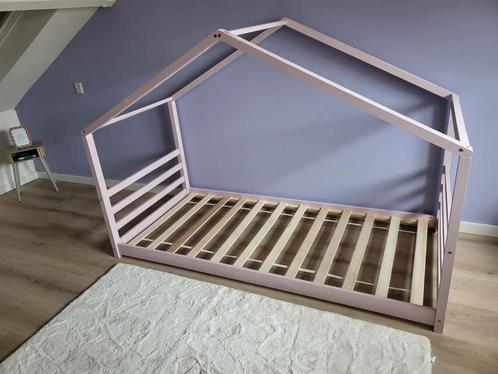 Huisjesbed (merk en casa) roze, Kinderen en Baby's, Kinderkamer | Bedden, Zo goed als nieuw, 180 cm of meer, 85 tot 100 cm, Lattenbodem
