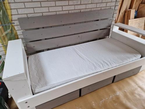 Robuust bed van steigerhout met achterwand, Kinderen en Baby's, Kinderkamer | Bedden, Gebruikt, Lattenbodem, Matras, Ophalen