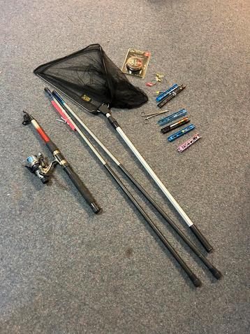 Werphengel, 2 vaste hengels , schepnet , diverse dobbers beschikbaar voor biedingen