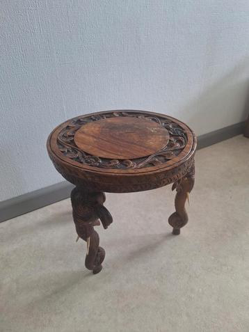 Bijzettafel houtsnijwerk met olifanten  beschikbaar voor biedingen