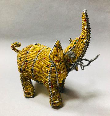 Olifant gemaakt van draad en gele kraaltjes beschikbaar voor biedingen