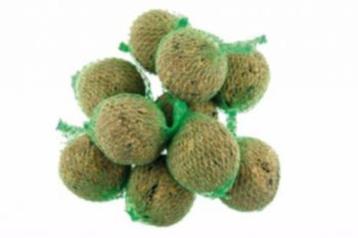 Doos á 100 vetbollen voor de buitenvogels € 21,90 beschikbaar voor biedingen