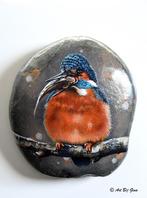 Sven de ijsvogel eet een visje, geschilderd op steen, Antiek en Kunst, IJsvogel vis vogel blauw cadeau stenen schilderen kunst