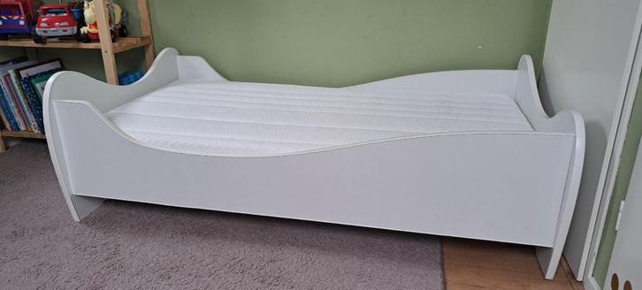 Peuterbed met matras 140x70, nauwelijks gebruikt, Kinderen en Baby's, Kinderkamer | Bedden, Zo goed als nieuw, 140 tot 160 cm