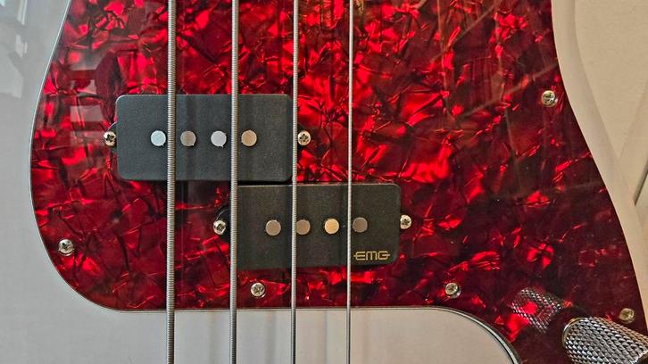 Squier Classic Vibe Precision Bass, EMG Gzr Btlr element., Muziek en Instrumenten, Snaarinstrumenten | Gitaren | Bas, Zo goed als nieuw