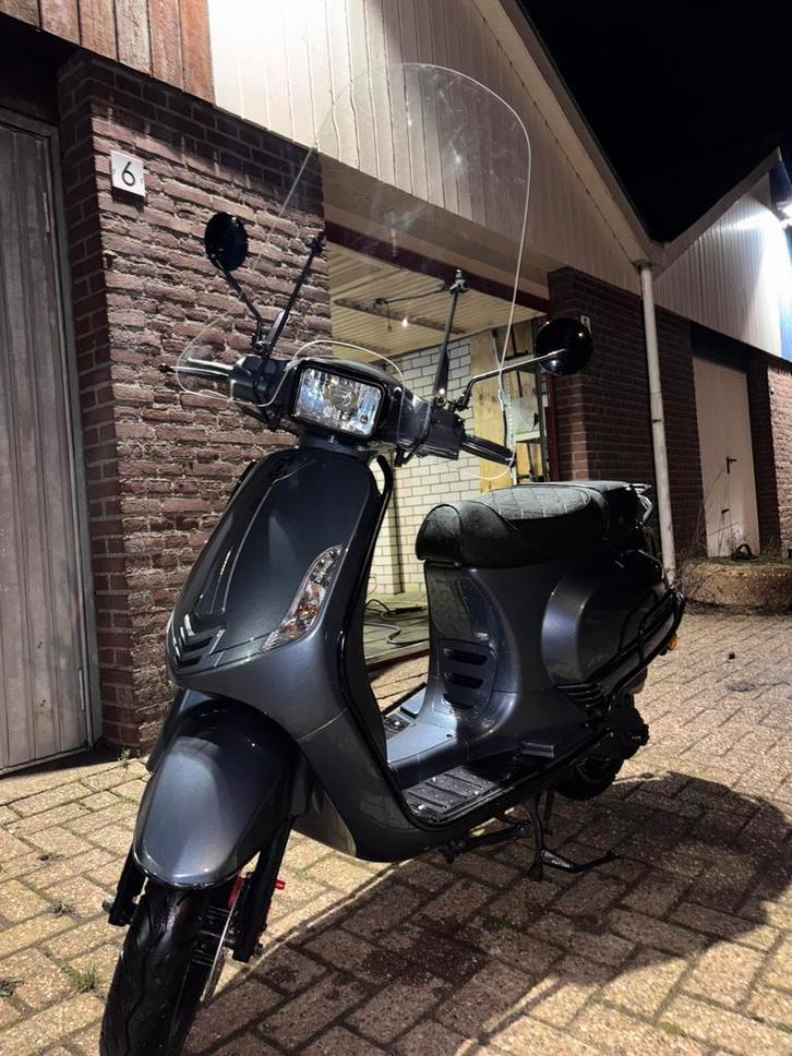 AGM 50cc scooter, Fietsen en Brommers, Snorfietsen en Snorscooters, Zo goed als nieuw, Overige merken, Benzine, Ophalen