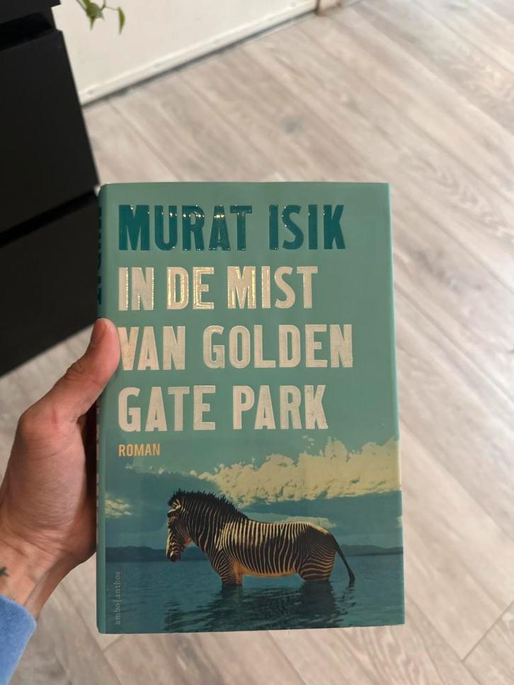 In de mist van Golden Gate Park - Murat Isik, Boeken, Romans, Zo goed als nieuw, Nederland, Ophalen of Verzenden